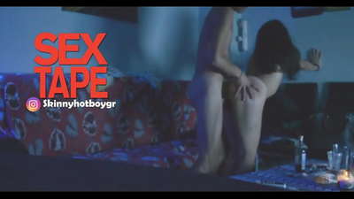 Cailín scoile gleoite lena buachaill